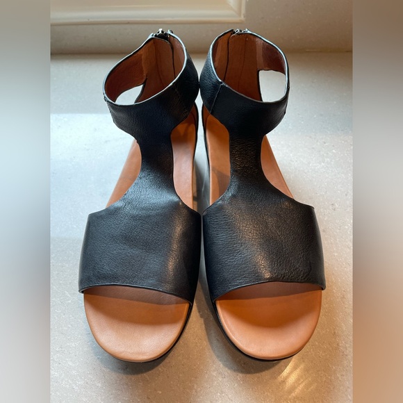 Gentle Souls Jefferson T-Strap Sandals - Picture 2 of 9